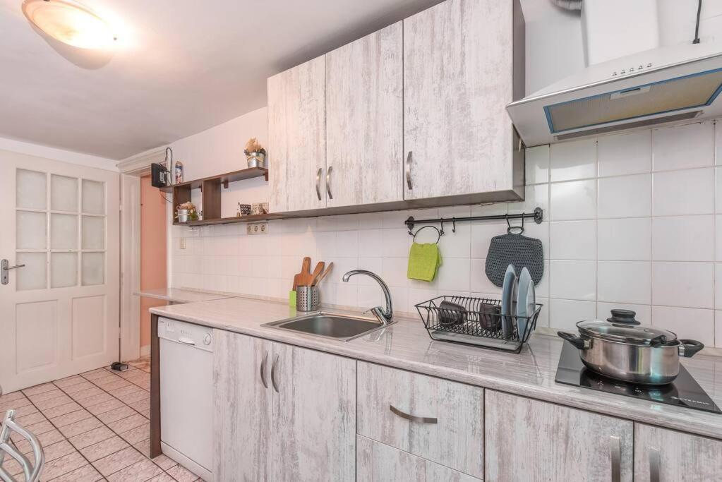 Spacious And Cozy 3 Bedroom Apartment In Downtown Sofia Bagian luar foto